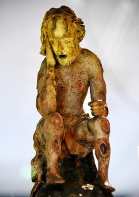 Dřevěná socha Jóba. Pravděpodobně z Německa, 1750-1850. The Wellcome Collection, Londýn; Osama Shukir Muhammed Amin FRCP(Glasg) [CC BY-SA 4.0 (https://creativecommons.org/licenses/by-sa/4.0)], via Wikimedia Commons